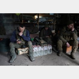 ウクライナの戦闘地、ドネツク州バフムトの最前線で戦った後、暫しの休憩をとるウクライナ軍の兵士たち（Ｃ）ロイター／ Radio Free Europe／Radio Liberty