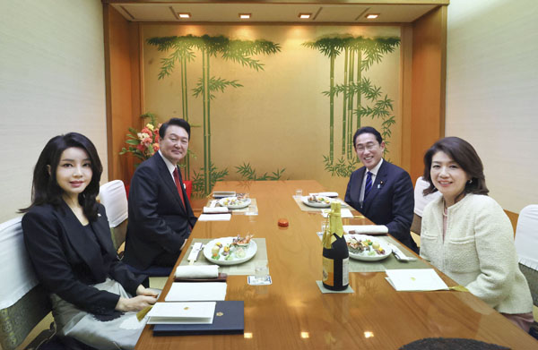 韓国の尹錫悦大統領夫妻（左）と会食する岸田首相夫妻（内閣広報室提供）
