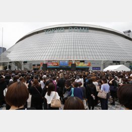 「ジャニー喜多川さんのお別れの会」には多くのファンが集まった／（Ｃ）日刊ゲンダイ