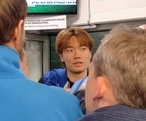 試合後に地元記者に囲まれる板倉滉（写真）元川悦子
