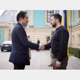 ゼレンスキー大統領（右）に出迎えられ、握手をする岸田首相（Ｃ）ロイター／ウクライナ大統領府提供