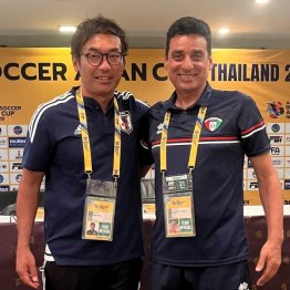 日本・田畑コーチ（左）とクウェートのアブデルラザク監督