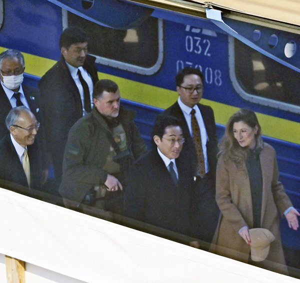 ウクライナの首都キーウの鉄道駅に到着した岸田首相（手前右2人目）／（Ｃ）共同通信社