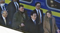 岸田首相キーウ訪問「うまい棒（やきとり味）搬入」の謎 外務省に段ボールの中身を聞くと…