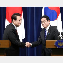 共同記者会見で韓国の尹錫悦大統領（左）と握手する岸田首相（Ｃ）共同通信社