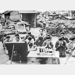終戦で、焼け跡で涙を流す戦災者たち＝1945年8月15日（Ｃ）共同通信社