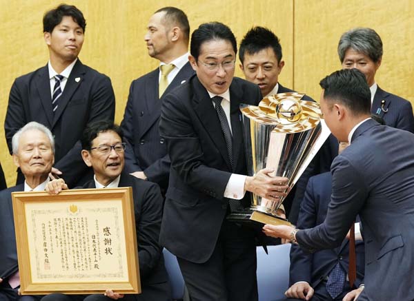 大ハシャギ（WBC優勝トロフィーを手にする岸田首相と栗山監督＝前列左2）／（Ｃ）共同通信社