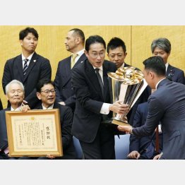 大ハシャギ（WBC優勝トロフィーを手にする岸田首相と栗山監督＝前列左2）／（Ｃ）共同通信社