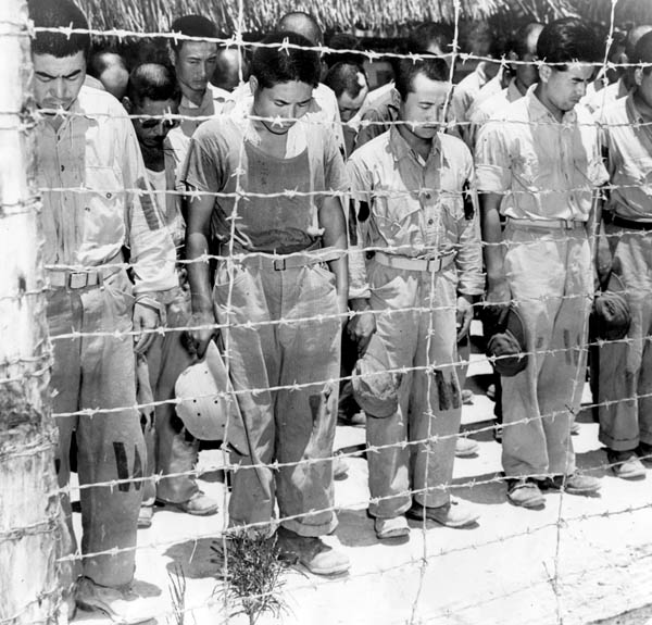 米国が日本軍から奪回したグアム島の捕虜収容所で、整列して「玉音放送」に聞き入る日本軍捕虜たち（Ｃ）共同通信社