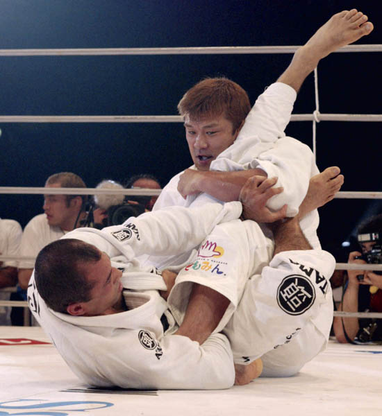ホイス・グレイシー（左）を寝技で攻める吉田秀彦（2002年8月）（Ｃ）共同通信社