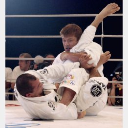 ホイス・グレイシー（左）を寝技で攻める吉田秀彦（2002年8月）（Ｃ）共同通信社