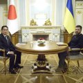 岸田首相キーウ手土産「必勝しゃもじ」の能天気…広島訪問オバマ氏持参「折り鶴」とは大違い