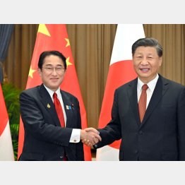 「緊密な意思疎通」のはずが…（2022年11月、中国の習近平国家主席〈右〉と握手する岸田首相＝代表撮影・共同）