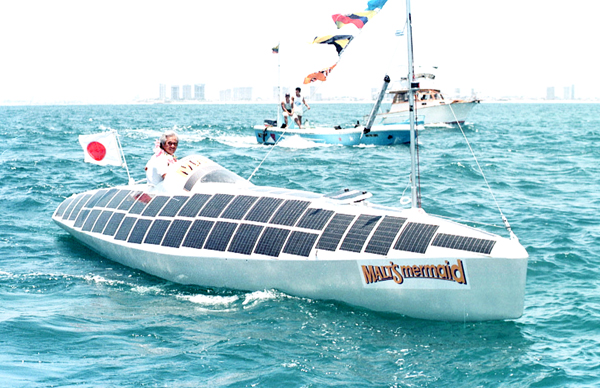 1996年には世界初のソーラーボートで太平洋を横断（提供）デジタルハウス