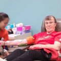 一升瓶なら50本以上！ ギネスが認定した「世界で最もたくさん献血をした女性」