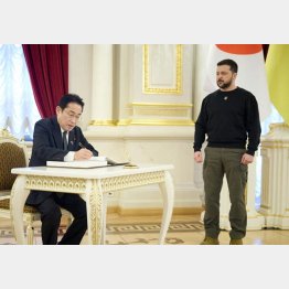 共同声明署名式での岸田首相とウクライナのゼレンスキー大統領　（Ｃ）ロイター／ウクライナ大統領府提供