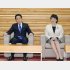 28日、閣議に臨む岸田首相（左）と高市経済安保相（Ｃ）共同通信社