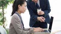 男性は部下の女性に恋心を抱いてはいけない…女性の半数以上が「社内恋愛」否定派だった