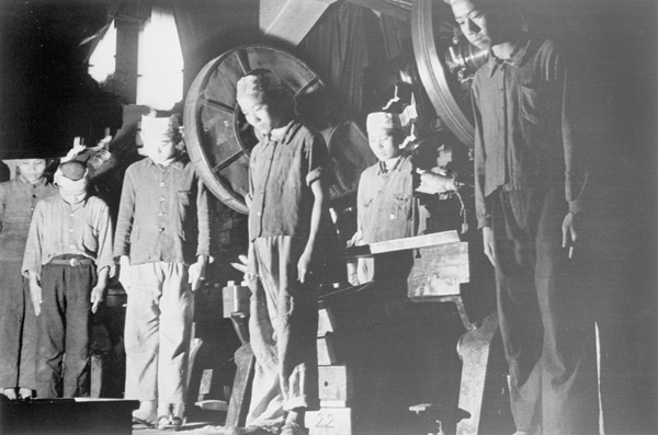 ポツダム宣言受諾を告げる天皇の「玉音放送」を聞く工場労働者たち＝1945年8月15日正午（Ｃ）共同通信社