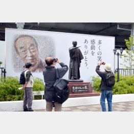 時おり志村けんさんの銅像の写真を撮る人の姿が（Ｃ）日刊ゲンダイ