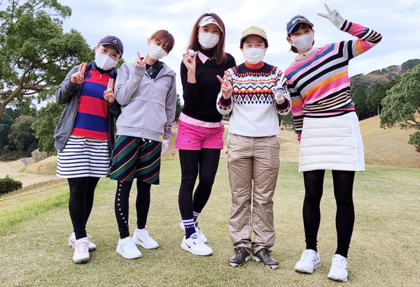 左からV.V Mei、田中理恵、MAIKO、島田裕代、依吹怜と一緒にマスクをつけてラウンド（提供写真）