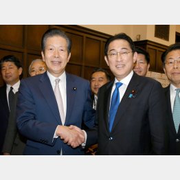 公明党の山口那津男代表（左）と笑顔で握手していた岸田首相だが…（Ｃ）日刊ゲンダイ