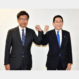 和歌山1区補選の門博文候補（左）、かっての同氏のスキャンダルに嫌悪感？（自民党補欠選推薦状授与で、岸田首相＝右、と）／（Ｃ）日刊ゲンダイ