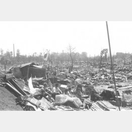 大空襲で一面の焼け野原となった跡地にバラックを建てて生活する人たち＝1945年5月、東京都内（Ｃ）共同通信社