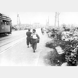 空襲で焼け野原になった東京＝1945年（Ｃ）Sptunik／共同通信イメージズ
