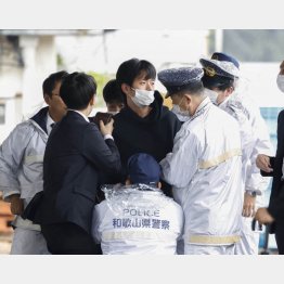 岸田首相が応援演説に訪れた和歌山市の雑賀崎漁港で、発煙筒のようなものを投げ込み取り押さえられる男（中央上）／（Ｃ）共同通信社