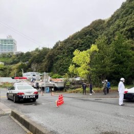 物々しい雰囲気に包まれた襲撃事件後の雑賀崎漁港周辺（提供写真）
