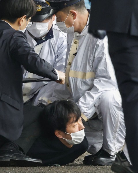 岸田首相が応援演説に訪れた和歌山市の雑賀崎漁港で、筒状のものが投げ込まれ爆発し、取り押さえられる木村隆二容疑者（下）（Ｃ）共同通信社