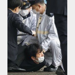 岸田首相が応援演説に訪れた和歌山市の雑賀崎漁港で、筒状のものが投げ込まれ爆発し、取り押さえられる木村隆二容疑者（下）（Ｃ）共同通信社