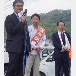 平岡秀夫氏（中央）の応援には超党派が結集（共産党・宮本氏＝左、立憲民主の菅元首相＝右）／（Ｃ）日刊ゲンダイ