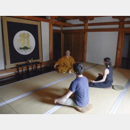高野山金剛寺で「瞑想体験」に参加する外国人観光客（Ｃ）共同通信社