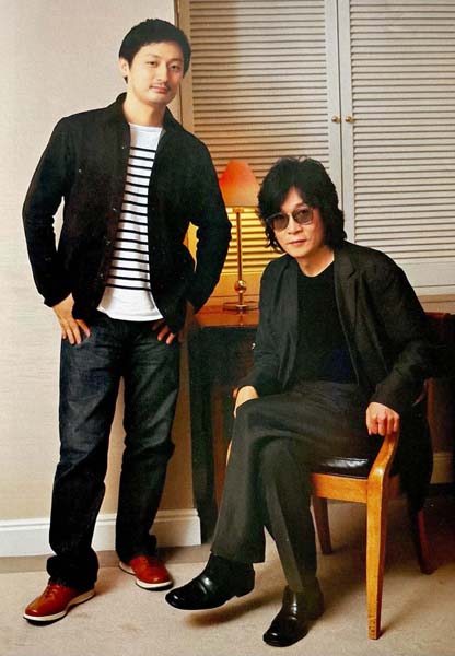 2002年に初めて会った日の写真（作家の藤田宜永さんと筆者＝左）／（提供写真）