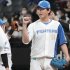 ロッテに勝利し、タッチをかわす日本ハム石川＝エスコンフィールド（Ｃ）共同通信社