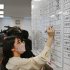 春闘の集中回答日を迎え、労使交渉の回答状況をボードに書き込む産業別労働組合「JAM」の職員（Ｃ）共同通信社