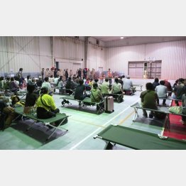 ジブチの自衛隊拠点で入国手続きなどの説明を受けるスーダンからの退避邦人たち＝24日（Ｃ）共同通信社