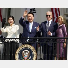 韓国大統領は米国の「国賓訪問」（尹錫悦韓国大統領＆金建希夫人と、バイデン米大統領＆ジル夫人）／（Ｃ）ロイター