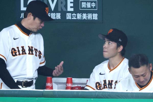 ベンチで阿波野投手チーフコーチ（左）と話す先発の高橋（Ｃ）日刊ゲンダイ