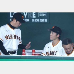 ベンチで阿波野投手チーフコーチ（左）と話す先発の高橋（Ｃ）日刊ゲンダイ