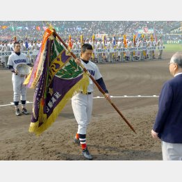 2007年センバツの開会式で優勝旗を返還する横浜の高浜主将（代表撮影）