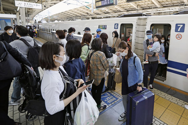 GWに帰省・旅行の予定もない人が6割以上も（29日、JR東京駅）／（Ｃ）共同通信社