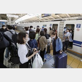 GWに帰省・旅行の予定もない人が6割以上も（29日、JR東京駅）／（Ｃ）共同通信社