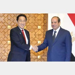 GWは外遊三昧（訪エジプトで、シシ大統領と会談前に握手をする岸田首相）／（Ｃ）共同通信社