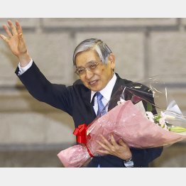 ゴキゲンで退任（日銀の黒田東彦前総裁）／（Ｃ）日刊ゲンダイ