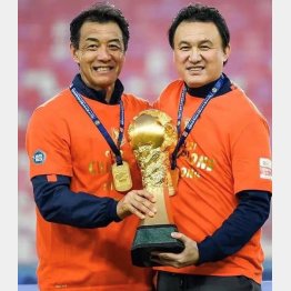 ハオ・ウェイ監督（右）と2021年スーパーリーグ優勝トロフィーを持つ（提供写真）