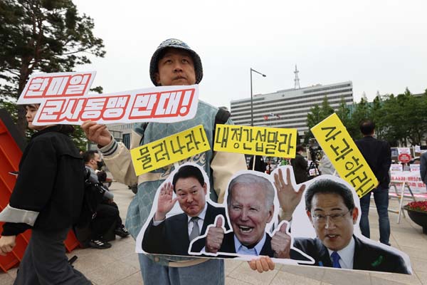 「韓米日軍事同盟に反対」を訴えるデモ（Ｃ）Yonhap News Agency／共同通信イメージズ