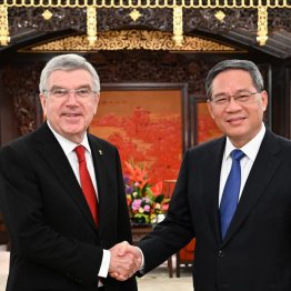 IOCのバッハ会長（左）と中国の李強首相はガッチリ握手（Ｃ）新華社／共同通信イメージズ